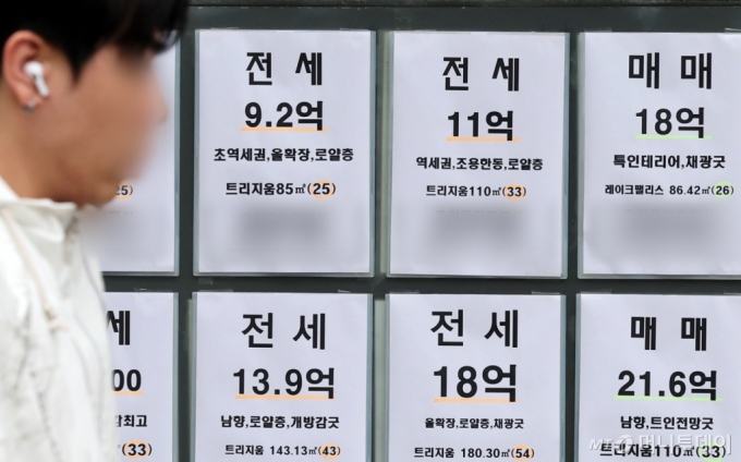 (서울=뉴스1) 김진환 기자 = 봄 이사 철을 맞아 전셋값과 전세수요가 일제히 상승하는 가운데 갭 투자(전세 끼고 매매)가 다시 늘고 있다. 갭투자는 매매가와 전세가 차액으로 부동산을 소유하는 투자방식이다.   빅데이터 업체 아실에 따르면 최근 6개월간(지난해 9월 이후) 서울에서 갭투자가 많았던 아파트 단지 상위 3곳 모두 송파구에 위치한 것으로 나타났다.   사진은 25일 서울 송파구의 한 부동산중개업소에 붙어 있는 전세 매물 안내문. 2024.2.25/뉴스1  Copyright (C) 뉴스1. All rights /사진=(서울=뉴스1) 김진환 기자