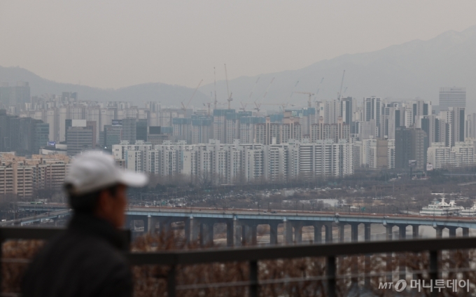 [서울=뉴시스] 김금보 기자 =사진은 5일 서울 시내 아파트 밀집 지역.
