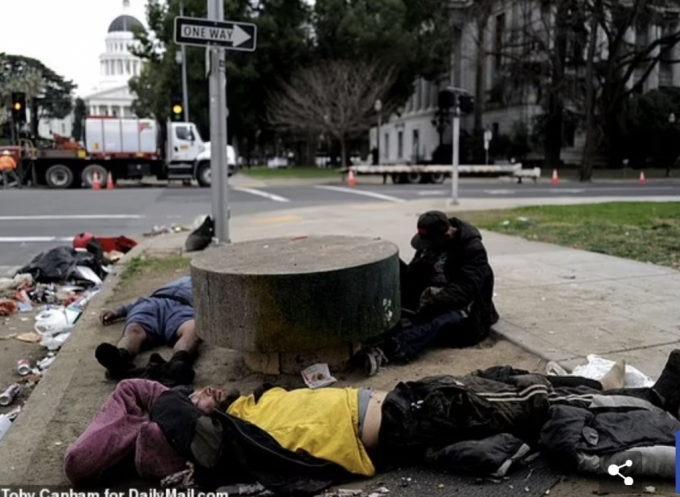미국 캘리포니아 거리에서 쓰러져 있는 좀비 마약 사용자들/사진=영국 데일리메일 캡처