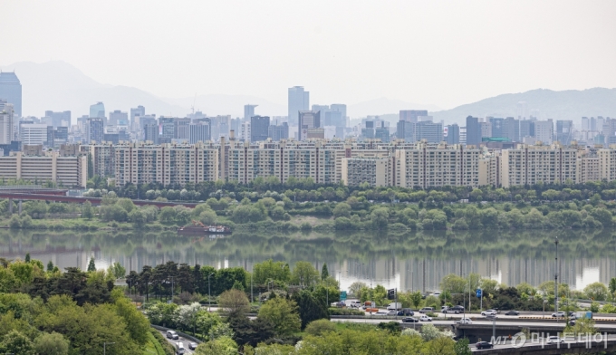 사진은 서울 강남구 압주정동 아파트 단지의 모습. 2024.4.26/ /사진=(서울=뉴스1) 이재명 기자