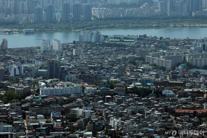 (서울=뉴스1) 신웅수 기자 = 서울 용산구 보광동 일대에 2331세대 규모의 아파트가 들어선다.  서울시는 지난 28일 열린 제11차 건축위원회에서 '한남4 재정비촉진구역 주택정비형 재개발사업' 심의를 통과시켰다.  경의중앙선 서빙고역과 한남역 사이에 위치한 한남4 재정비촉진구역 주택정비형 재개발사업(용산구 보광동)은 51개동 지하 7층 지상 22층 규모로 공동주택 2331세대(공공 350세대, 분양 1981세대)와 부대복리시설이 들어선다.  사진은 서울 용산구 보광동 일대의 모습. 2024.5.29/뉴스1  Copyright & /사진=(서울=뉴스1) 신웅수 기자