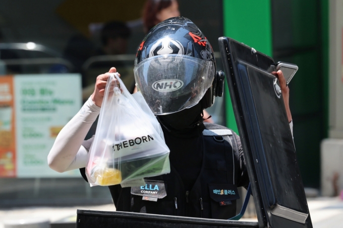 지난 6월19일 서울 시내 식당가에서 배달라이더들이 음식을 배달하고 있다. /사진=뉴스1