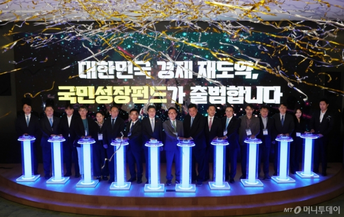 [서울=뉴시스] 배훈식 기자 = 박상진(왼쪽 일곱번째부터) 산업은행 회장, 이억원 금융위원장, 박현주 미래에셋 회장, 서정진 셀트리온 회장 등이 11일 오후 서울 영등포구 산업은행에서 열린 국민성장펀드 출범식에서 기념 세리머니를 하고 있다. 2025.12.11. dahora83@newsis.com /사진=배훈식