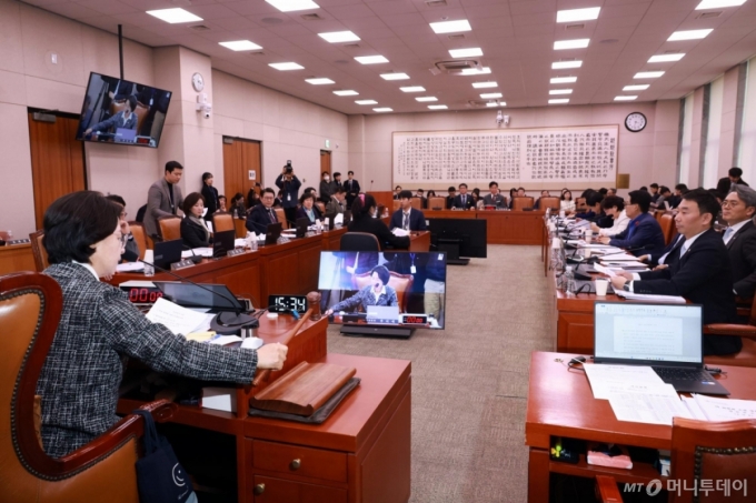 [서울=뉴시스] 고승민 기자 = 추미애 국회 법사위원장이 23일 서울 여의도 국회에서 열린 법제사법위원회 전체회의에서 의사봉을 두드리고 있다. 2026.02.23. kkssmm99@newsis.com /사진=고승민