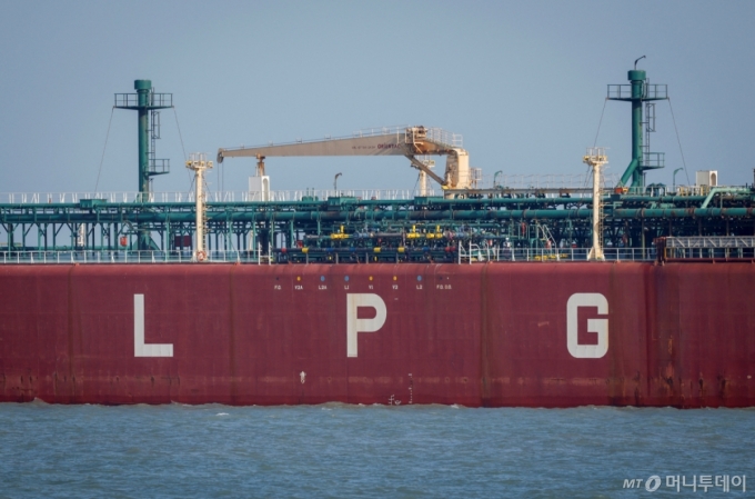  이란 전쟁 국면에서 인도의 액화석유가스(LPG) 운반선 시발릭호가 16일(현지시간) 호르무즈 해협을 거쳐 인도 구자라트주 문드라항에 도착하고 있다. /사진=뉴스1