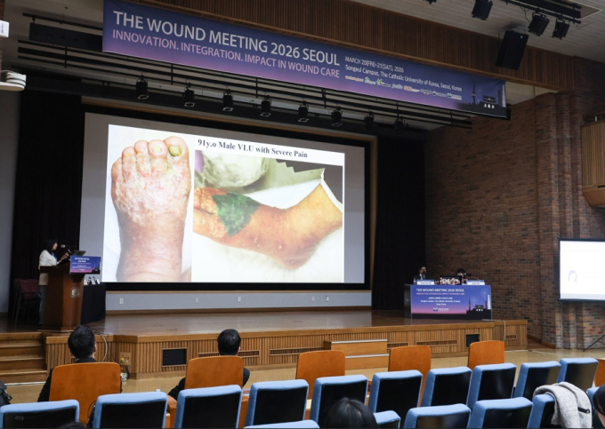  후지 미키 도쿄대 교수가 지난 3월 열린 대한창상학회 국제학술대회(The Wound Meeting 2026)에서 발표하고 있다. /사진=에씨티