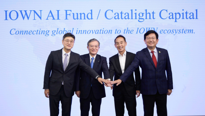 ������ SKT CEO(���ʺ���), �ø��� ��Ű�� NTT CEO, �տ��� ���� īŻ����Ʈ ��ó��(WCV) ���� â����, ������ ��ȭ�ڷ��� ������ 10�� �Ϻ� ���� NTT���翡�� �������� ��� �ִ�./����=SK�ڷ���