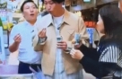 [더영상] 日개그맨, 시장서 침 묻은 꼬치로 '콕'…"39년 한인가게 굿바이" 美 배우들의 선물