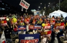 李 체포안 가결에 "이게 나라냐"…촛불집회 밤 8시 넘어 해산