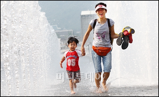 [사진]엄마와 즐기는 물놀이