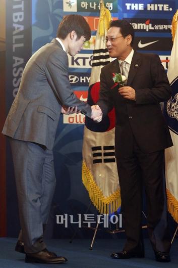[사진]유인촌 장관과 악수하는 박지성 