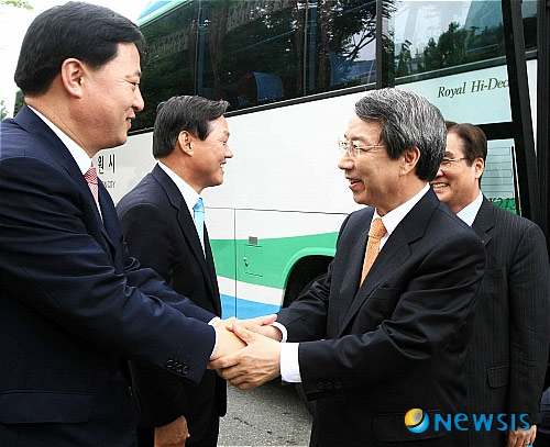 [사진]정운찬 총리와 김두관 도지사의 악수