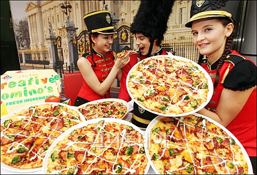 [사진]도미노피자, 영국식 피자 '로스트 비프' 출시