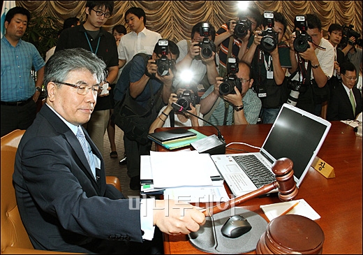 [사진]의사봉 두드리는 김중수 총재 