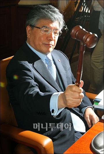 [사진]고민 많은 김중수 총재 '무거운 의사봉'