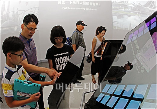 [사진]상하이 엑스포 한국기업관 관람하는 가족들