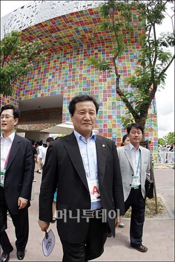 [사진]윤증현 장관, 상하이 엑스포 한국관 관람