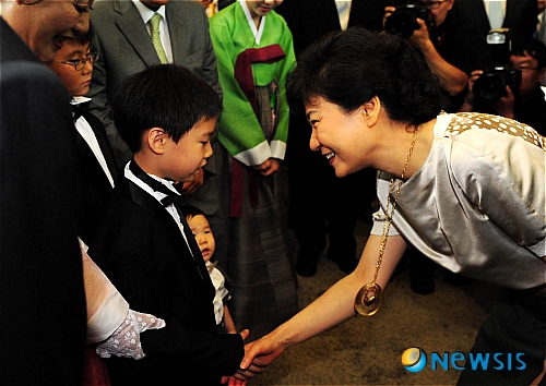 [사진]신부측 가족들과 인사 나누는 박근혜 전 대표
