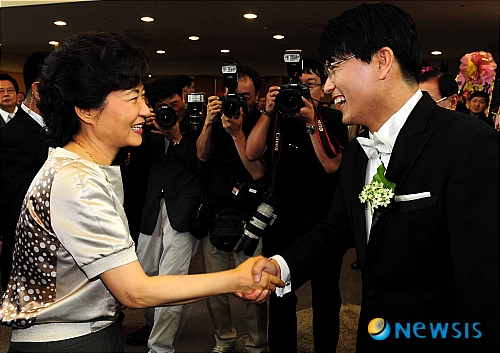 [사진]윤상현 의원 결혼식에 참석한 박근혜 전 대표