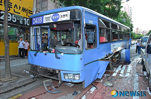 [사진]행당동서 신호대기중 시내버스 폭발