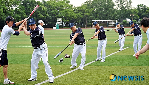 [사진] 의원 여러분, 야구는 골프가 아닙니다