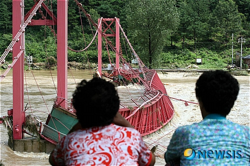 [사진]폭우에 무너진 다리 '두가교'