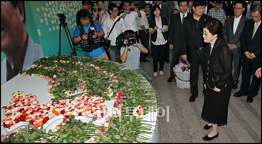 [사진]이희호 여사 '통일의 꽃제단에 헌화'