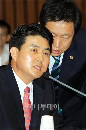 [사진]바쁜 김태호 후보자 보좌관