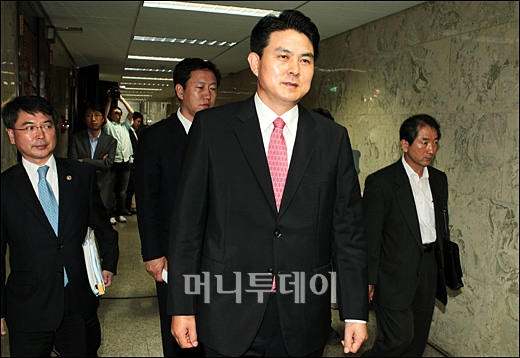 [사진]청문회장 나서는 김태호 총리 후보