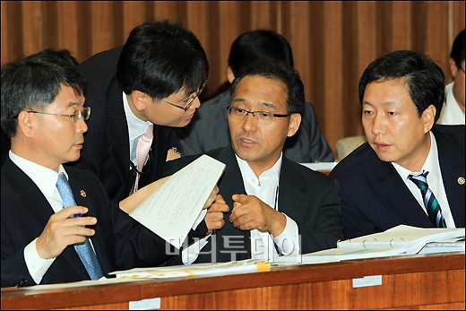 [사진]바쁜 김태호 후보자의 보좌관들