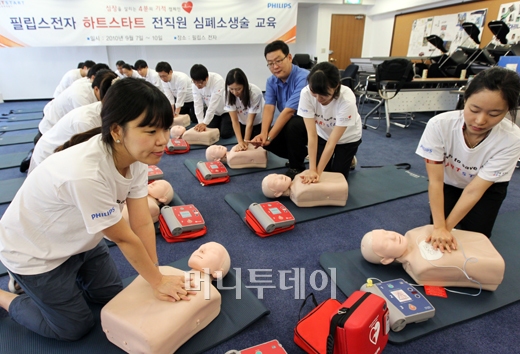 [사진]심폐소생술 교육받는 필립스 직원들
