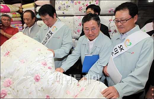 [사진]SK그룹, 미소금융 활성화 위해 광장시장 방문