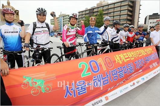 [사진]한국프랜차이즈협회 '자전거국토대장정' 출정식