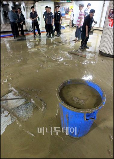 [사진]지하철역 습격한 폭우