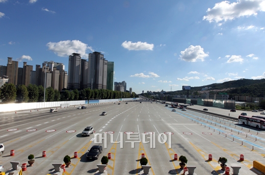 [사진]한산한 서울요금소, 시원한 귀경길