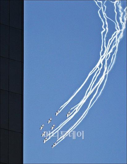 [사진]광화문 상공 날으는 전투기 편대