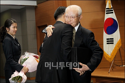 [사진]류시열 전 회장직무대행 '작별의 포옹'