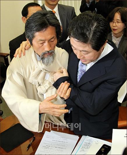 [사진]몸싸움 벌이는 강기갑-유기준