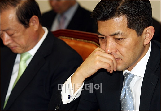 [사진]고민하는 홍정욱, 기권으로 비준안 '부결'
