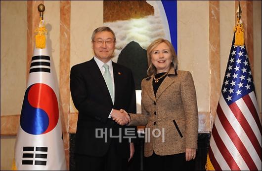 [사진]악수하는 김성환 장관과 힐러리 클린턴 장관