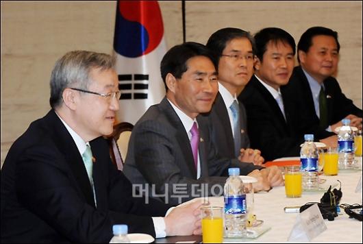 [사진]인사말하는 김성환 외교통상부장관