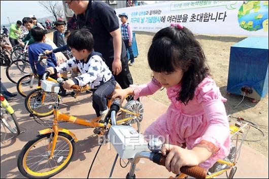 [사진]자전거 타며 '전기 만들어요'