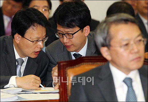 [사진]감사원장 첫 국회 출석 '긴장한 보좌관들'