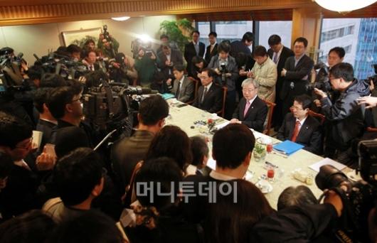 [사진]김석동·권혁세, 5대 금융지주 회장 긴급 회동