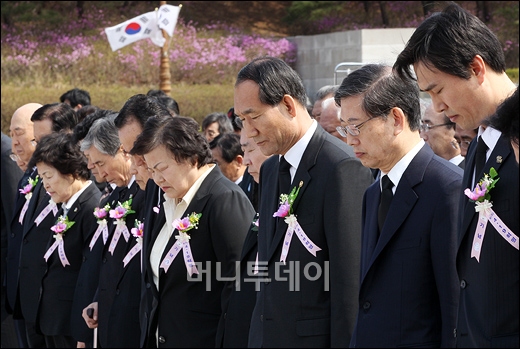 [사진]묵념하는 김황식 총리