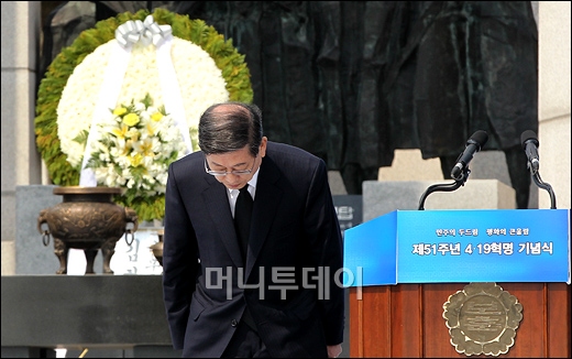 [사진]유족들에게 인사하는 김황식 총리