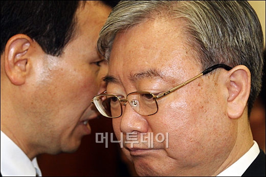 [사진]귀엣말 나누는 김석동 위원장