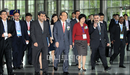 [사진]회의장 향하는 21개국 방송·통신분야 장·차관