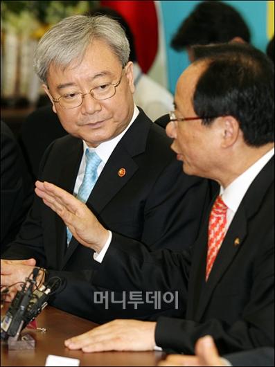 [사진]질책 받는 김석동 금융위원장