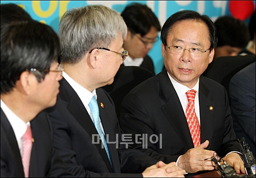 [사진]뿔난 이주영, 김석동 위원장에 질책